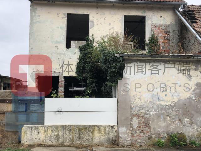 1661610586294002351.jpg 9-这些建筑原先是俱乐部的办公室,如今全部弃用.jpg