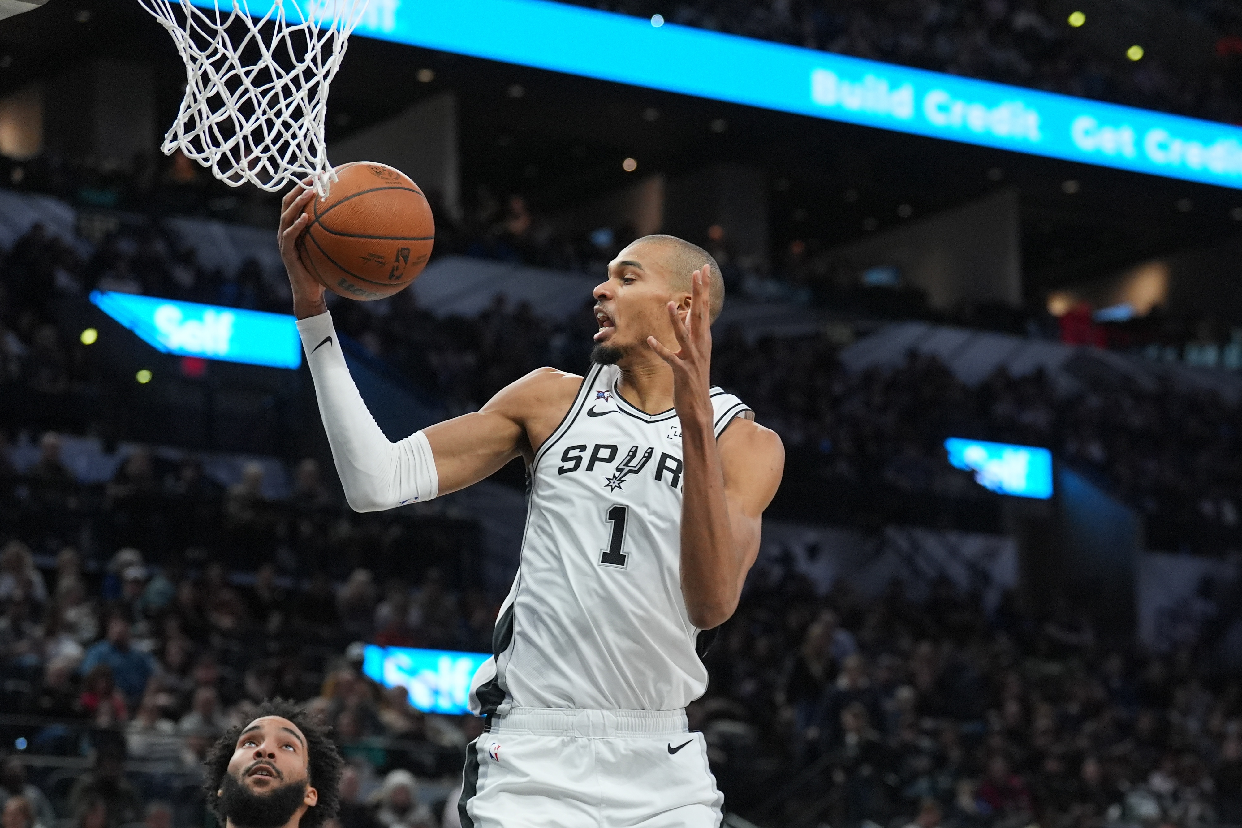 开云体育网址-天赋压制！文班垂直上升 力压防守极限甩进篮筐