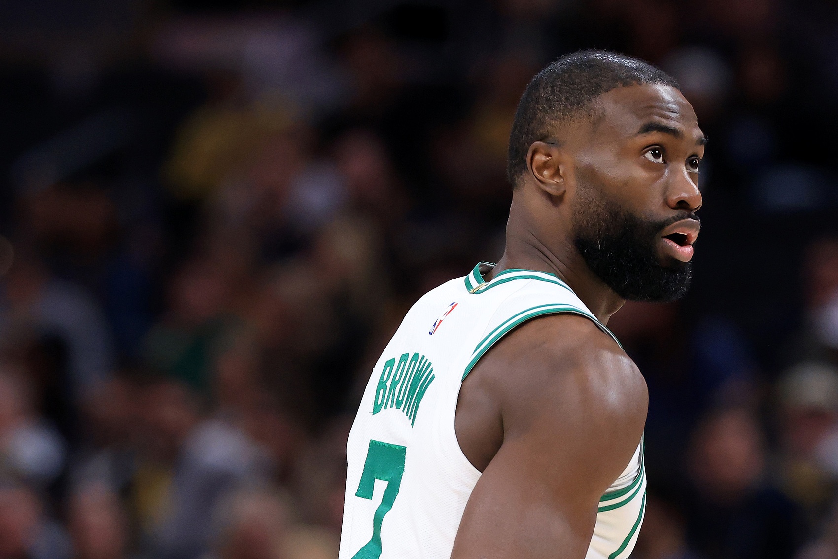 开云体育网址-依旧稳定！杰伦·布朗29中15砍下33分11板3助 仅2次罚球